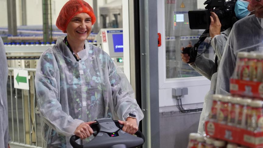 Minister Hilde Crevits wil de voedingsindustrie een extra riem onder het hart steken.