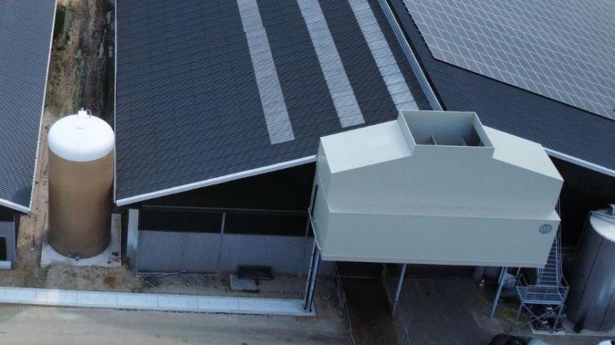 Een verluchter op een melkveestal.