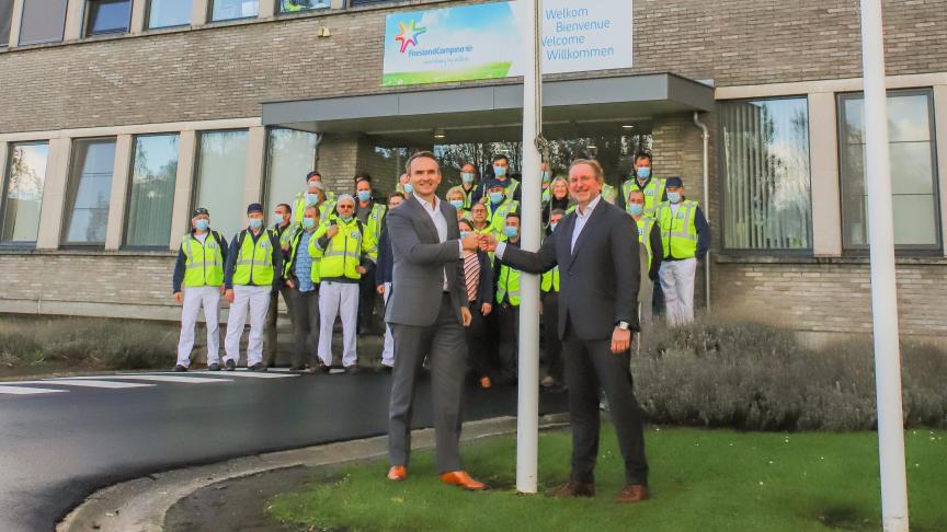 Arnoud van den Berg (President FrieslandCampina Trading, links) en Robert van Ballegooijen (COO Royal A-ware) aan de producitesite in Aalter.