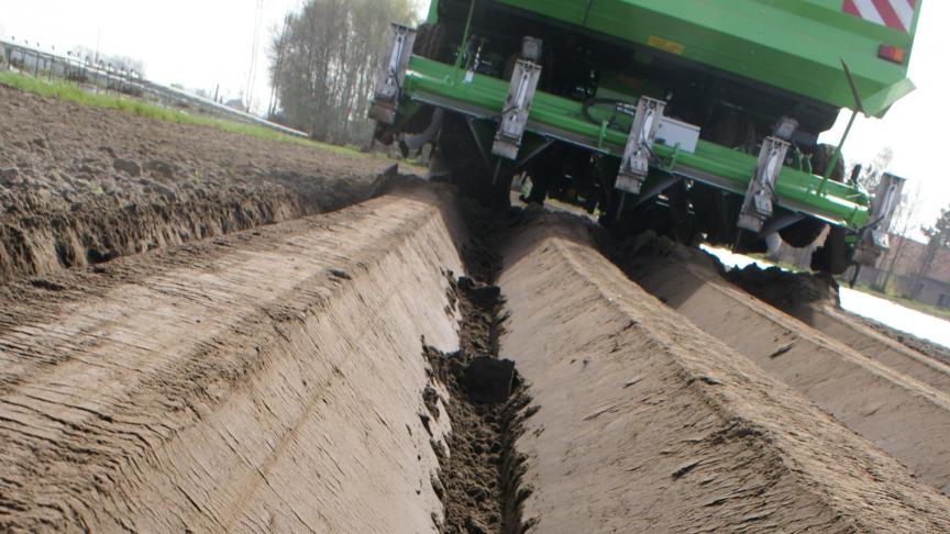 Een brongerichte maatregel is het aanleggen van drempeltjes in aardappelpercelen.