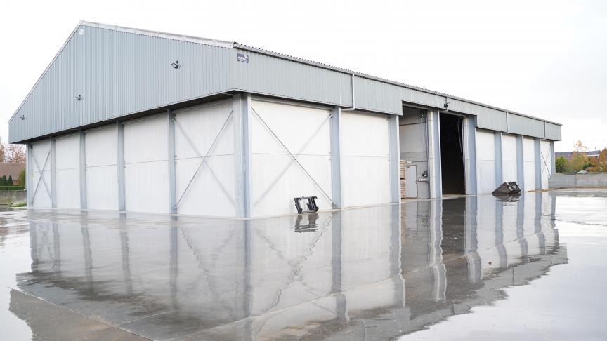 De loods bestaat uit 2 cellen die beide kunnen dienen voor de opslag van aardappelen en uien.