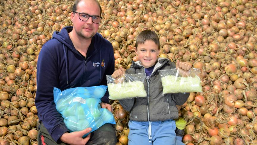 Vader Joeri en zoon Lukas (8 jaar), die overduidelijk landbouwersbloed door zijn aderen heeft stromen.