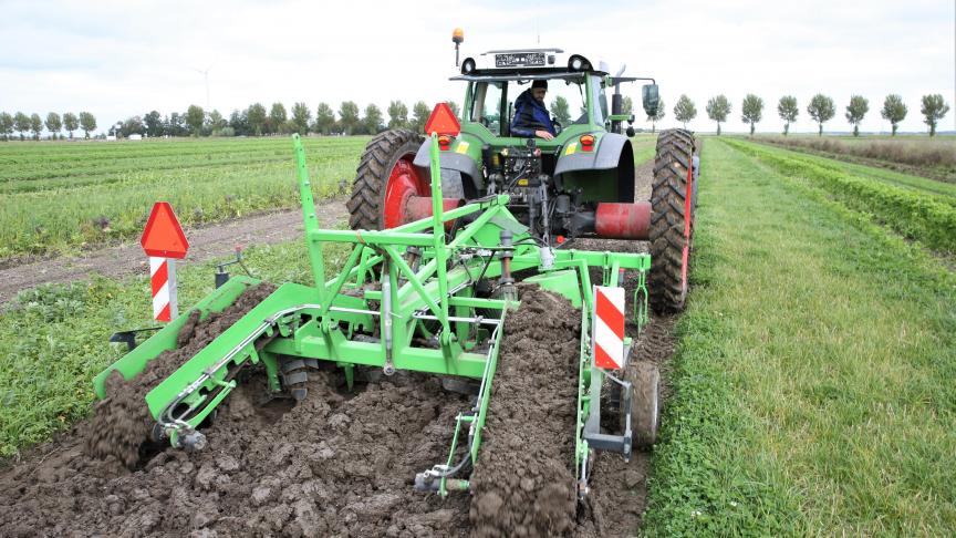 De Butterfly voorloze ploeg aan het werk in de strokenteelt van de Boerderij van de Toekomst. Op deze strook hebben uien gestaan.