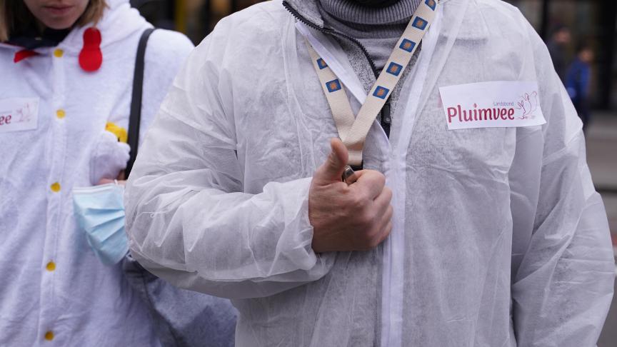 Voorzitter van de Landsbond Pluimvee, Danny Colier, ging met beide ministers in gesprek.