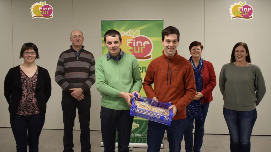 Op de groepsfoto van links naar rechts: productmanager hopscheuten van de REO Veiling Isabel Inghelbrecht, begeleider Rik Coevoet, bewoners Bjorn Vandenbulcke en Nicolas Nuytten samen met stafmedewerker communicatie Brigitte Dewulf van De Lovie en Wendy Verschueren, AGF-productspecialist METRO Cash & Carry Wevelgem.