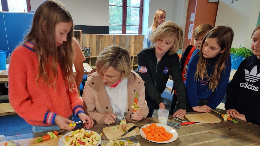 Vlaams landbouwminister Hilde Crevits wil meer schoolkinderen fruit en groenten laten eten of melk laten drinken.