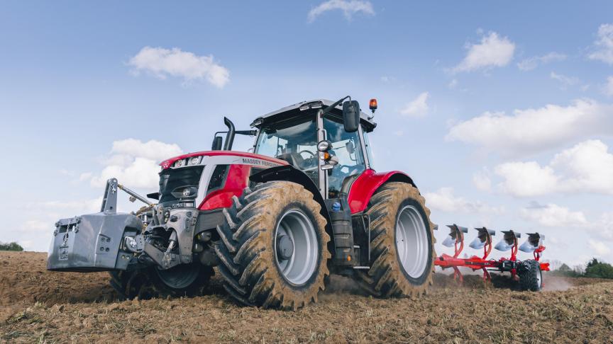 De MF 7S.210 komt er aan de bovenzijde bij en dicht de kloof met de grotere 8S tractorserie.