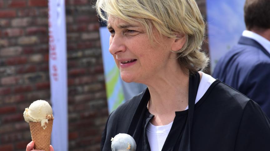 Heel wat landbouwbedrijven verwerken zuivel voor hoeveverkoop. Vlaams minister Hilde Crevits werkt aan een gecoördineerd plan voor de korte keten.