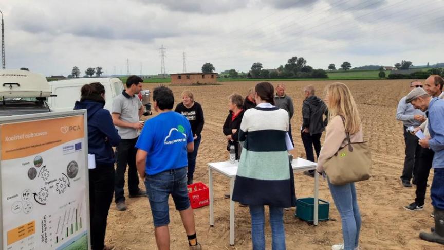 Organische stof verhoogt de klimaatrobuustheid van de bodem door het verbeteren van de fysische, chemische en biologische bodemvruchtbaarheid.