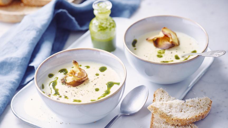 Aardpeersoepje met kruidenolie en chips