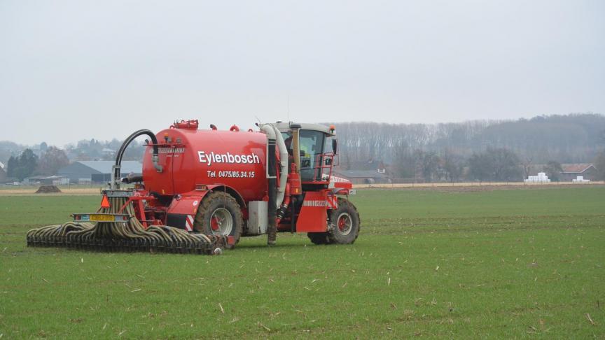 Het injecteren van drijfmest met een schijfkouter.