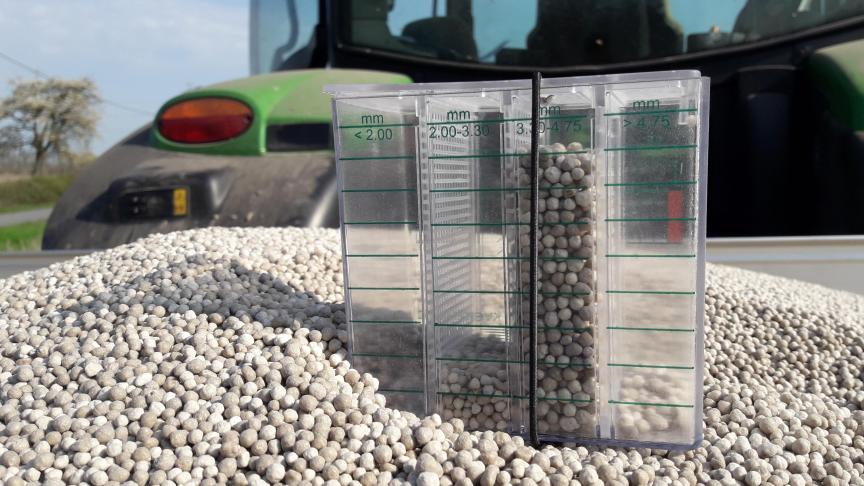 Een fractiemeter gaat de spreiding van de korrelgrootte na. Het is belangrijk om zoveel mogelijk korrels te hebben met dezelfde afmeting.