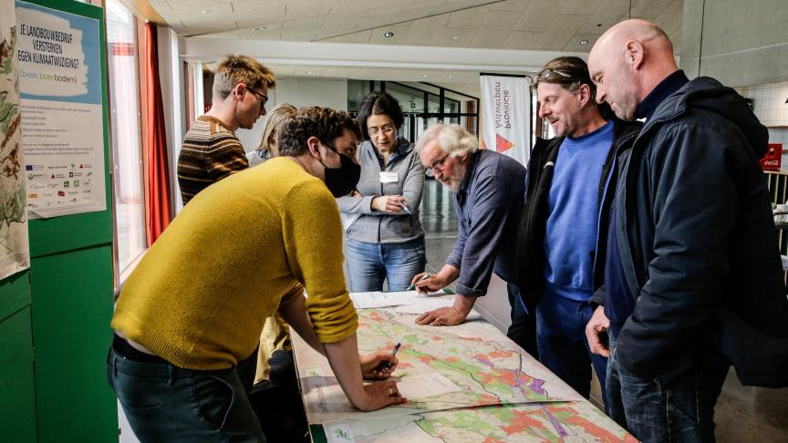 Landbouwers uit de gebiedscoalitie {beek.boer.bodem} konden vorige week via een infomarkt mogelijke maatregelen ontdekken om in te spelen op de klimaatwijziging.