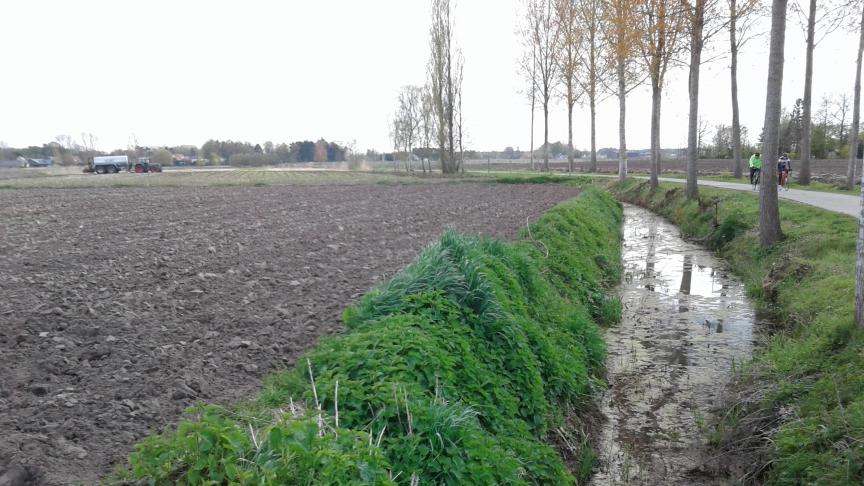Sinds 1 april 2022 is het verboden om water te onttrekken uit kleine, ecologisch zeer kwetsbare beken en grachten in West-Vlaanderen. Het verbod geldt het hele jaar rond.