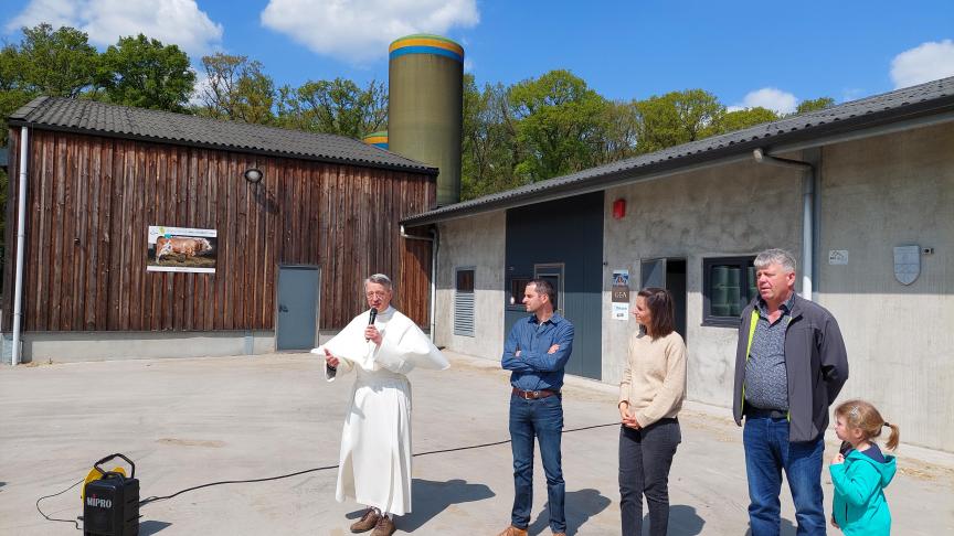 Abt Marc Fierens wordt voor de landbouwactiviteiten op het melkveebedrijf van de ‘Abdij van Averbode’ bijgestaan door Niels Froyen en Nathalie Buntinx.