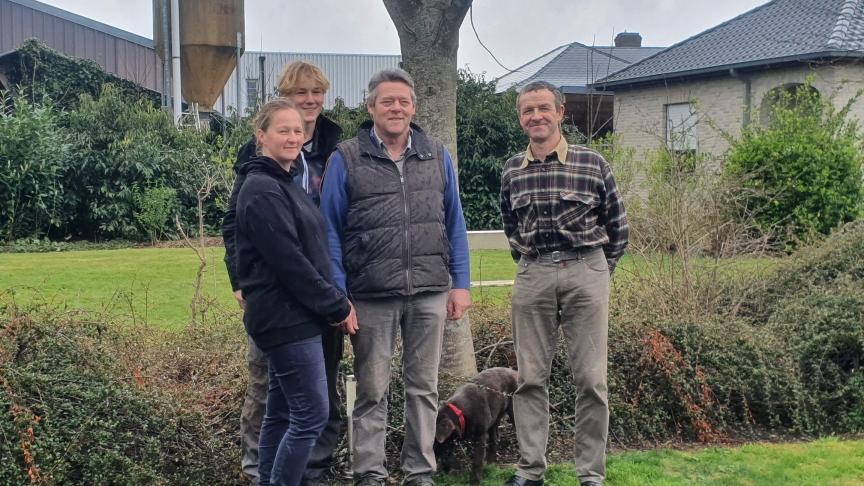 Drie generaties van KI De Wispelaere uit Evergem (v.l.n.r. Sofie, Quinten, Chris) en uiterst rechts Hans Dejonckhere uit Ardooie, de fokker van de beren Bassie en Berlingo.
