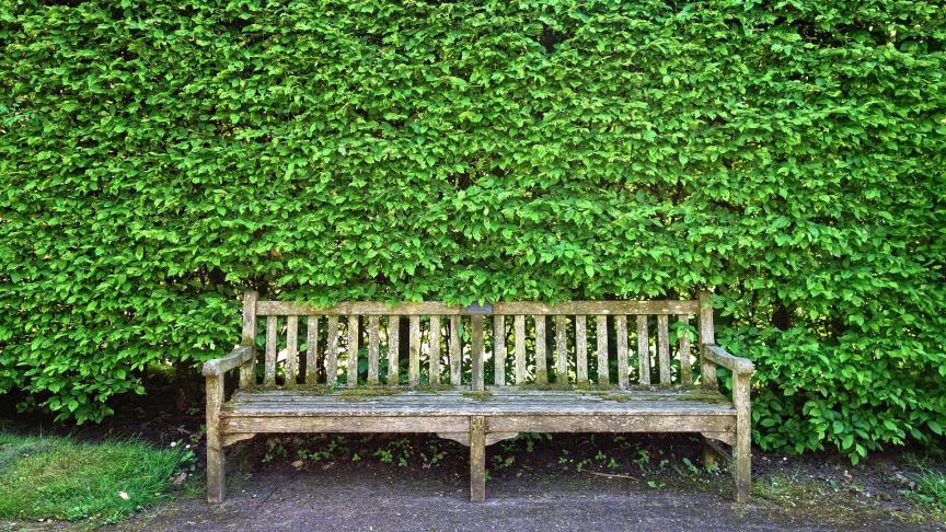 Door je verwaarloosde tuinmeubelen te schuren en te schrobben, breng je ze weer in conditie.