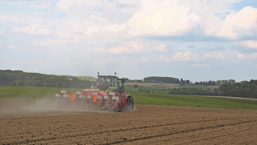 Stofwolken tonen de droogte die met de huidige veldwerkzaamheden gepaard gaat.