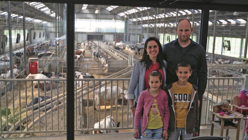 Doordat hun woning aan de stal gevestigd is, kijkt het gezin tijdens het eten recht de stal in.