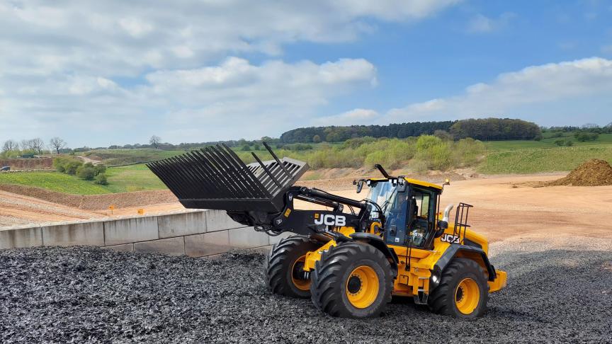 De nieuwe 457S-bulldozer van JCB wordt hier gedemonstreerd op een silo met  rubbersnippers om het effect van gehakselde maïs of gras na te bootsen.