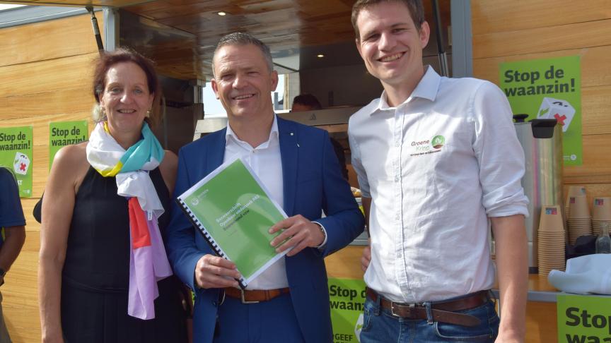 Lode Ceyssens, voorzitter Boerenbond (midden), duidde het bezwaarschrift van de organisatie tegen het ontwerp-PAS. Nik Van Gool, nationaal voorzitter van Ferm (links) en Bram Van Hecke, voorzitter Groene Kring (rechts) kwamen de actie ondersteunen.