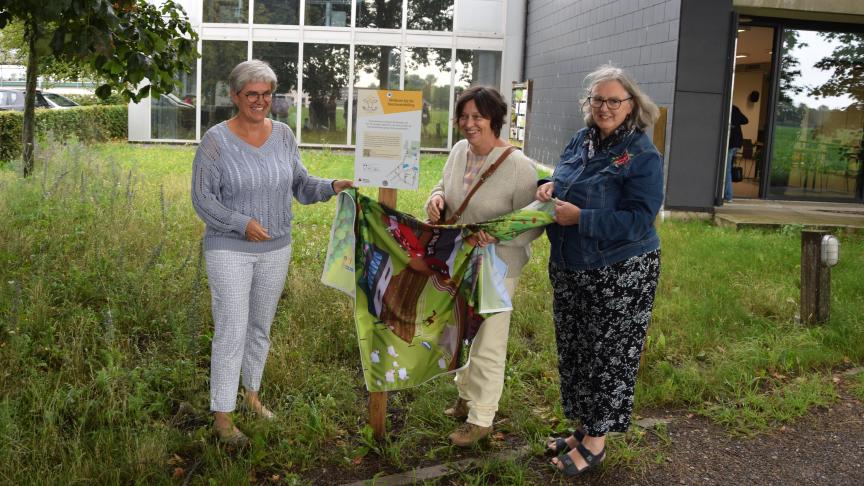 V.l.n.r. Ilse Van den Broeck, directeur Hooibeekhoeve; Kathleen Helsen, gedeputeerde voor Landbouw en Veerle Konings, coördinator LCV onthullen het eerste infobord dat bij de ontdekkingswandeling hoort.