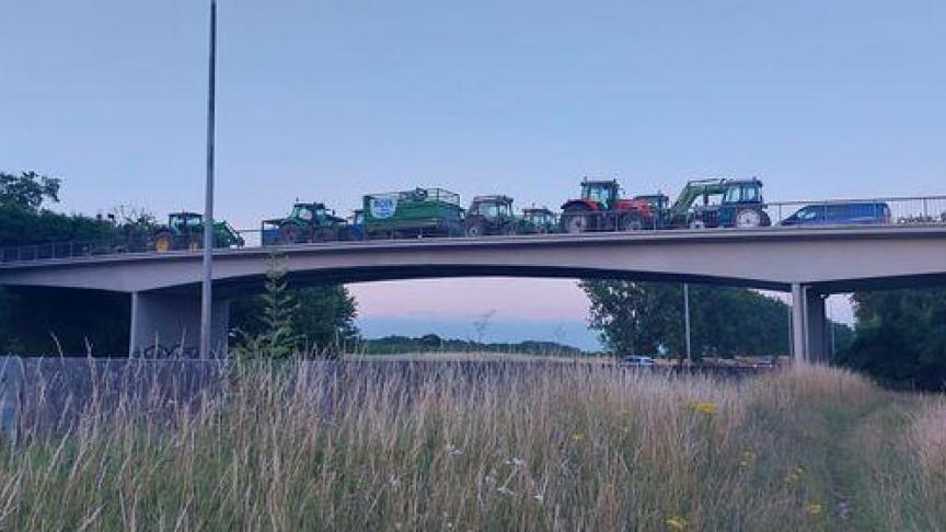 Boeren hebben op woensdag 29 juni op bruggen over snelwegen op verschillende plaatsen in Vlaanderen actie gevoerd tegen de PAS, zoals hier op de brug over de E40 in Bertem.