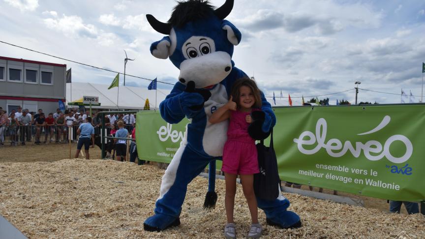 Ewa de plezante mascotte van de prijskamp gin ggraag mee op de foto.