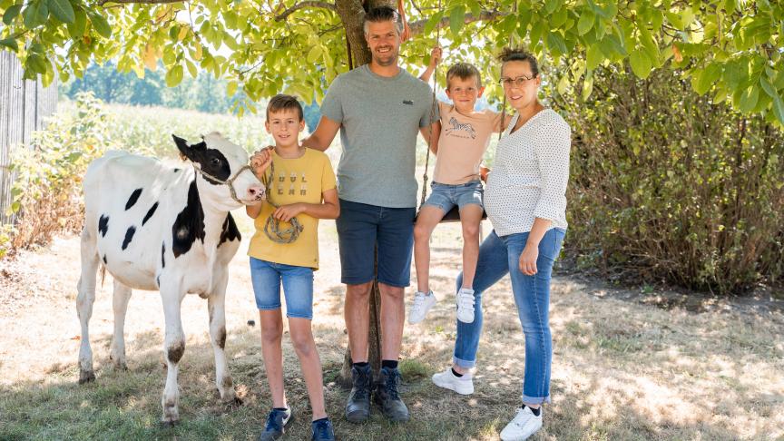 Het gezin poseert trots met Caroline, het favoriete kalf van hun zoon Gust, waarmee hij zal deelnemen aan de kalverprijskamp.