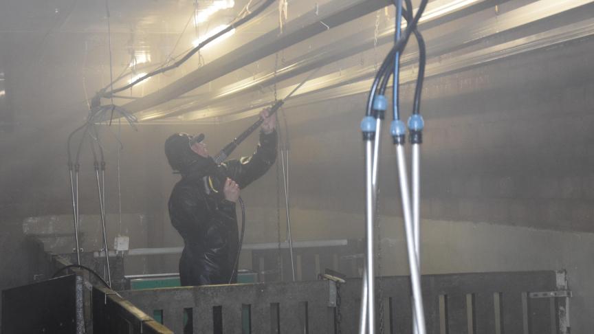 Volgens de LMN-enquête gaat 13% van het opgevangen water naar het reinigen van stallen en materieel.