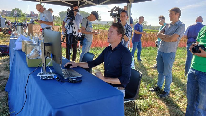Jo Brouns, Vlaams minister van landbouw, kocht op de lancering een gouden pakket oogstaandelen aan op akkerdelen.be