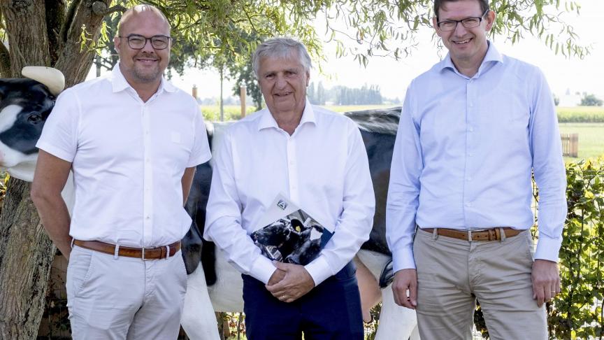 Vanaf links: Luc Augustyns (commercieel manager ForFarmers), Luc Van Hoe (directeur Melkzaken A-ware België) en Luc Boone (bestuurder BOONE-Denkavit).