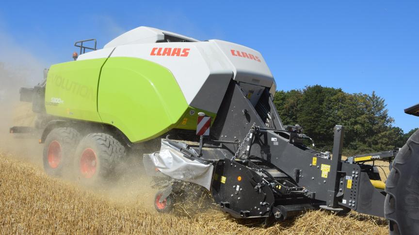 De Quadrant 5200 en 5300 krijgen een vernieuwing mee voor modeljaar 2023. Nieuw is onder andere een strohakselaar voor de opraper, die af fabriek geleverd kan worden.