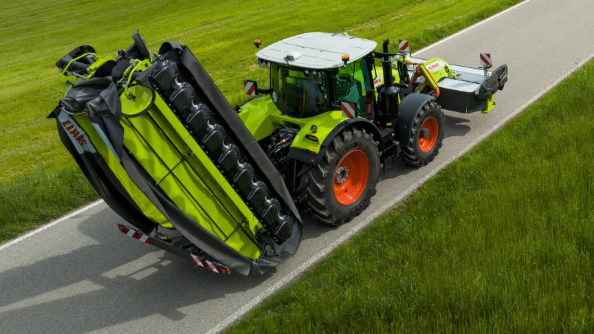 Om de transporthoogte te beperken, ‘kantelt’ de maaier naar achteren.