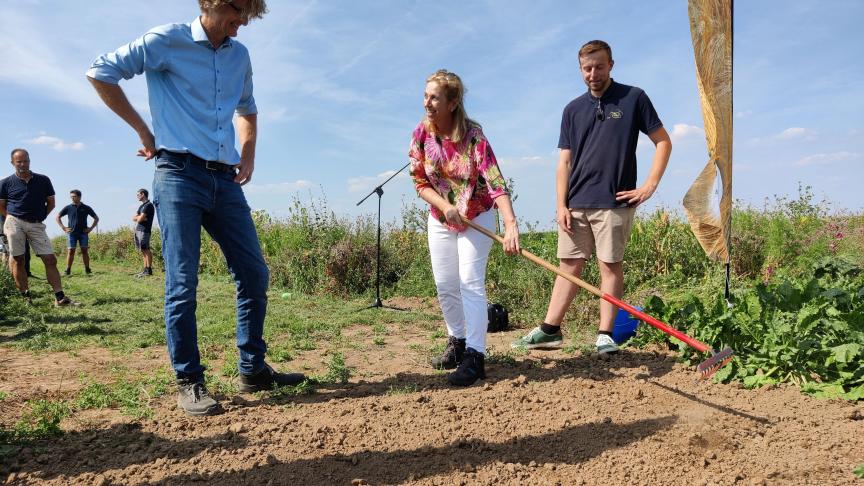 Erwin Boonen en Inge Moors maakten een stukje perceel voor bieten klaar voor de inhuldiging van het proefplatform.