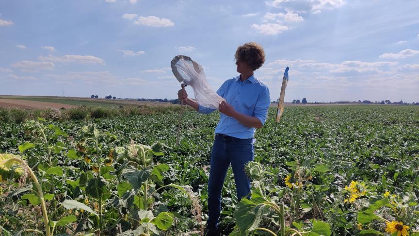 Erwin Boonen neemt zelf ook even het vangnetje ter hand, dat moet dienen voor de opvolging van de biodiversiteit.