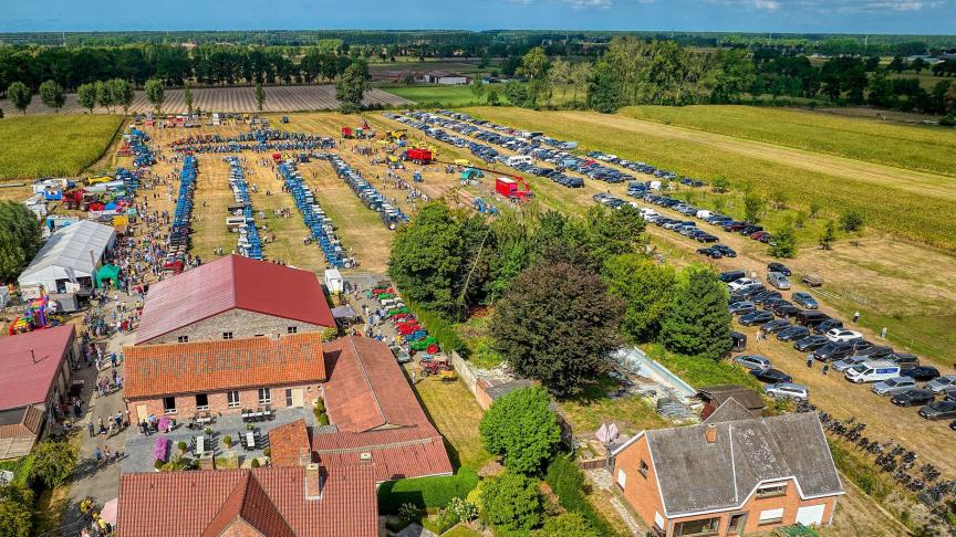 Het terrein van de Smoefelbeekhoeve kleurde bijna helemaal Ford(son)-blauw.