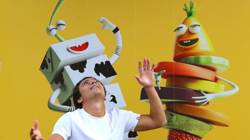 Hockeyspeler Thomas Briels tracht dwarrelend fruit te vangen.