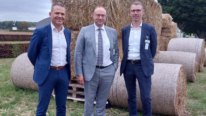 Joris Relaes (rechts) en Dirk Lips (midden) respectievelijk van het jarige ILVO en BoeK, in gezelschap van Boerenbondvoorzitter Lode Ceyssens. Tijdens de Dag van de Landbouw gooit ook het ILVO de deuren wagenwijd open voor het grote publiek.