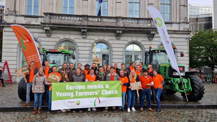 Jonge boeren uit Vlaanderen en Nederland klagen aan dat er door het strikte natuurbeleid van het Europees Parlement geen toekomstperspectief meer is.