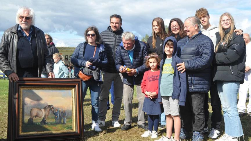 Paardenschilder Leon Engelen kwam in hoogsteigen persoon naar Oudenaarde om het door hem gemaakte schilderij van Dorus d’Opbrakel aan de familie Matton te overhandigen