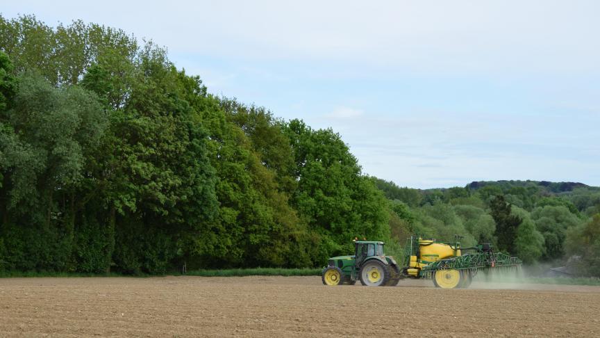 Natuur- en milieuorganisaties willen nu via gerechtelijke stappen het pesticidengebruik in Vlaanderen omlaag krijgen.