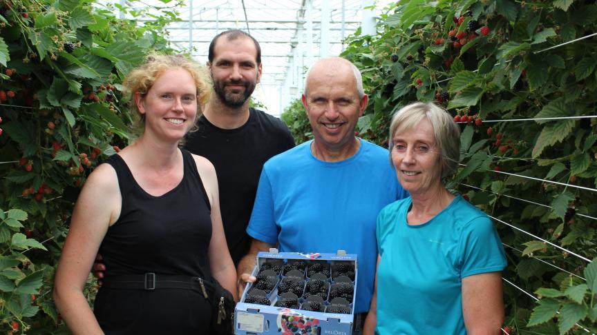 Willy Royakkers (tweede van r.) is blij dat hij de liefde voor de braambessen kon doorgeven aan de volgende generatie.