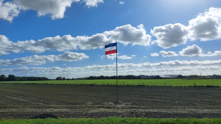 De omgekeerde Nederlandse vlag als symbool van het boerenprotest.