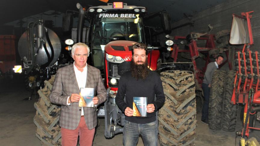 Gouverneur Carl Decaluwé en Robin Desutter van Prevent Agri geven tips inzake brandpreventie voor de landbouw.