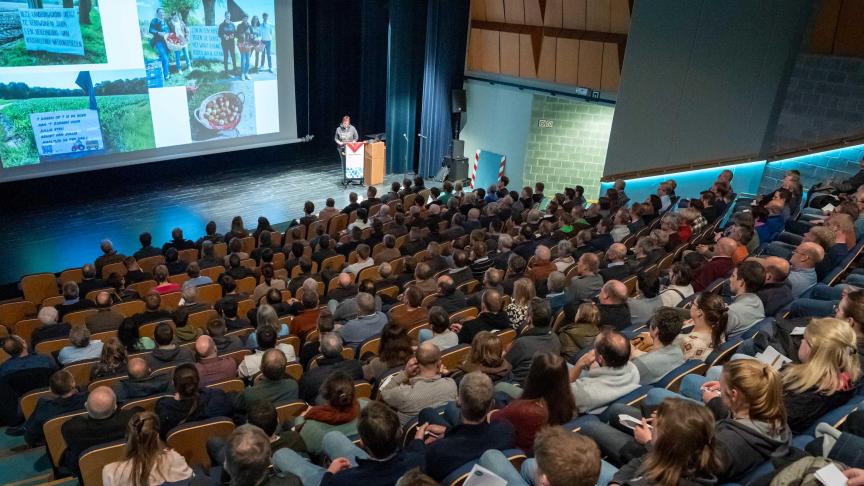 Een 350 landbouwers zochten naar antwoorden voor hun bedreigde toekomst tijdens een infovergadering in Wuustwezel.