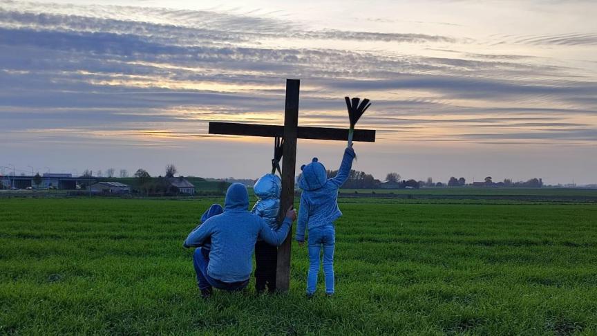 De actiegroep ‘Boerenhart’ voert momenteel actie met een boerenkruistocht, boeren(gezinnen) draaien hun rug naar de overheid.